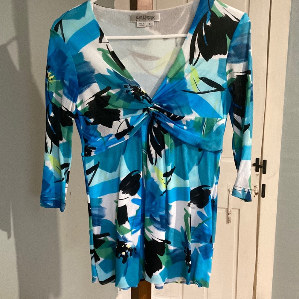 Kay Unger beautifully designed top with 3/4 length sleeves. Stunning colors!